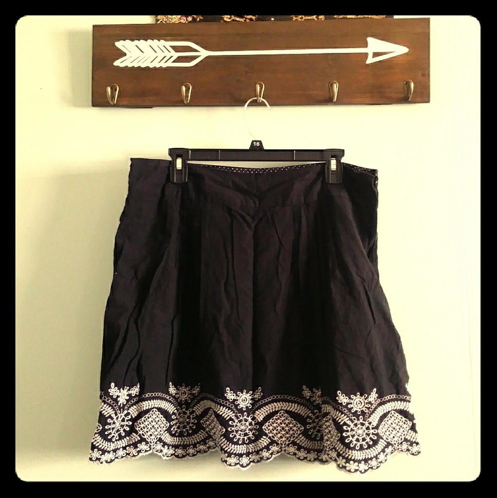 Black 20 in. Skirt w/ White Embroidery